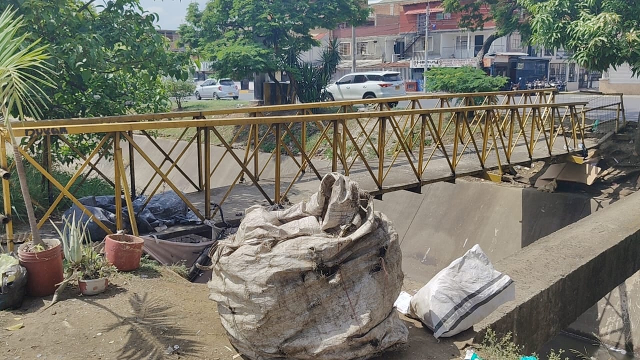 En la zona se observan espacios improvisados utilizados como refugio.