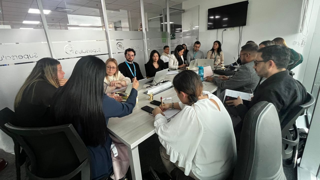 mesas de trabajo orientadas al análisis de la problemática en la entrega de medicamentos, priorizando las cohortes de pacientes crónicos, trasplantados y de alto costo.