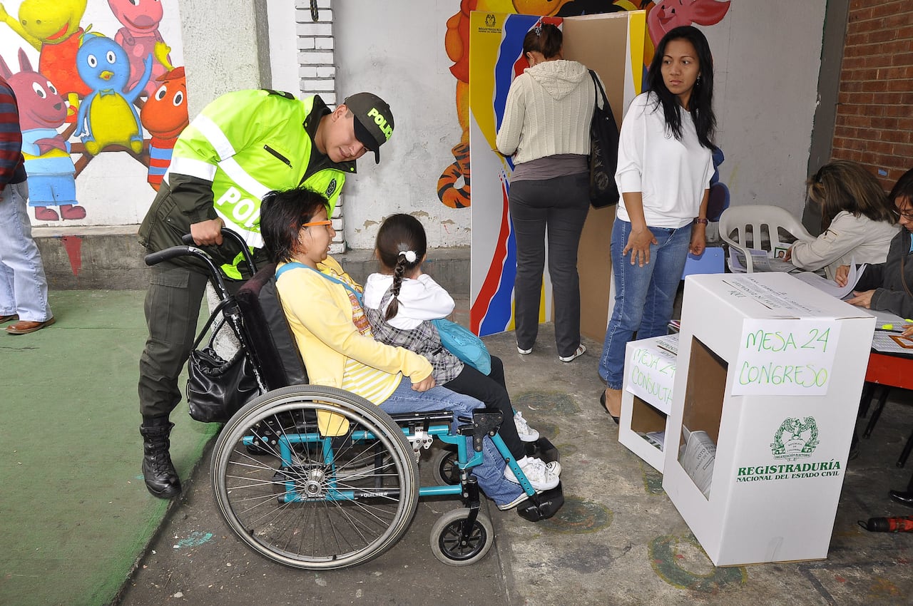 Los puestos de votación deben contar con rampas, accesos sin barreras y cubículos adaptados para garantizar que las personas con discapacidad física puedan ejercer su derecho al voto.