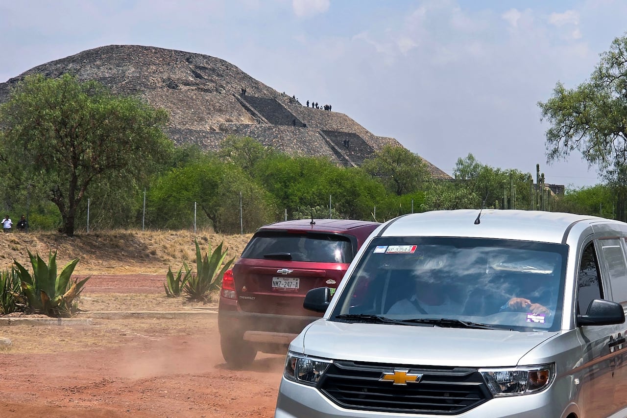 Agentes de policía trabajan en la Pirámide de la Luna en la zona arqueológica de Teotihuacán tras un tiroteo ocurrido en Teotihuacán, Estado de México, el 20 de abril de 2026.