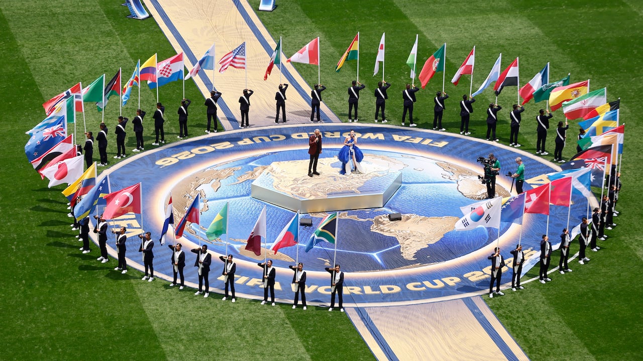 Las banderas de las 48 selecciones clasificadas durante la ceremonia de apertura previa al partido de fútbol del Grupo A de la Copa Mundial de 2026 entre México y Sudáfrica en el Estadio de la Ciudad de México, el 11 de junio de 2026. (Foto de Rodrigo Oropeza / AFP)