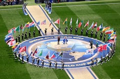 Las banderas de las 48 selecciones clasificadas durante la ceremonia de apertura previa al partido de fútbol del Grupo A de la Copa Mundial de 2026 entre México y Sudáfrica en el Estadio de la Ciudad de México, el 11 de junio de 2026. (Foto de Rodrigo Oropeza / AFP)