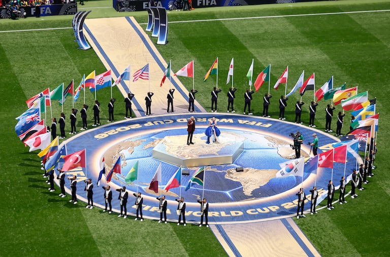 Las banderas de las 48 selecciones clasificadas durante la ceremonia de apertura previa al partido de fútbol del Grupo A de la Copa Mundial de 2026 entre México y Sudáfrica en el Estadio de la Ciudad de México, el 11 de junio de 2026. (Foto de Rodrigo Oropeza / AFP)