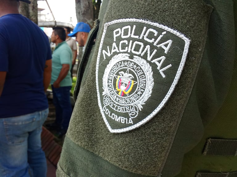 La Policía ha reiterado su compromiso con la protección de niños, niñas y adolescentes en el Cauca, señalando que mantiene operativos permanentes de prevención y control en zonas priorizadas para evitar el reclutamiento forzado y otros delitos que vulneran sus derechos. A través de estrategias de vigilancia comunitaria, acompañamiento institucional y campañas de sensibilización, la institución trabaja de manera articulada con autoridades locales y organismos nacionales e internacionales para identificar riesgos, fortalecer entornos seguros y garantizar la atención oportuna a posibles casos que afecten a la niñez en el departamento.