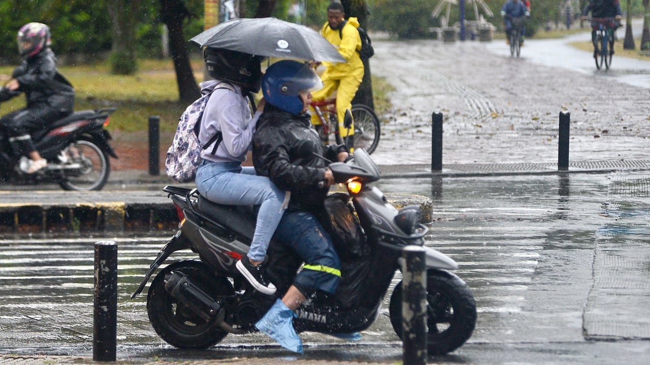 Cali pasada por lluvias durante el inicio de semana, con un intenso aguacero amaneció la capital del Valle del Cauca, desde las primeras horas del día