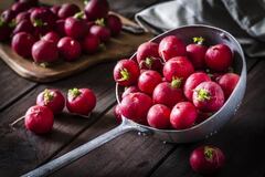 El rábano es un alimento muy nutritivo y bajo en calorías. Getty Images