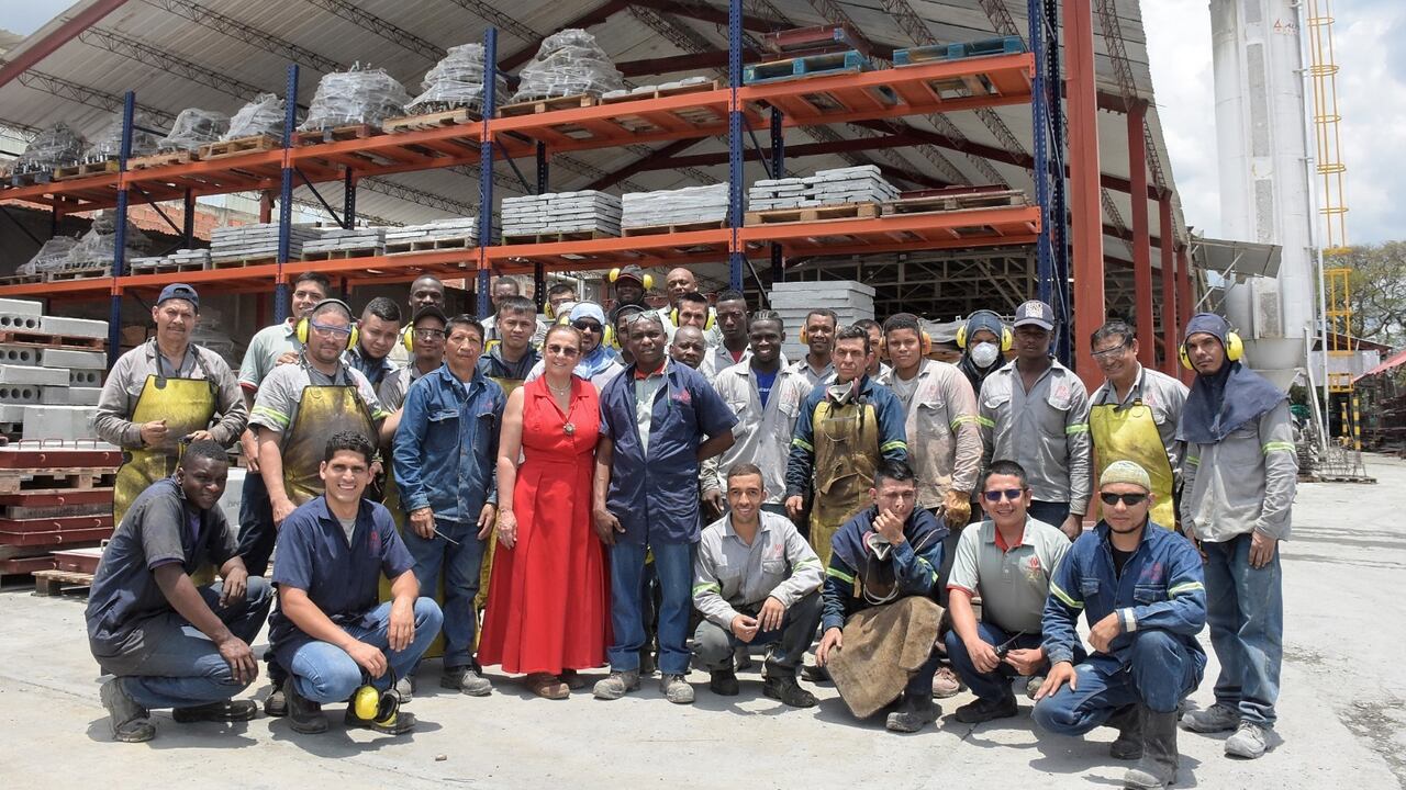 La empresa Imevalle se preocupa por el bienestar de sus trabajadores y apunta hacia su profesionalización en aras de contribuir al crecimiento de las familias vallecaucanas, la innovación de los procesos industriales y el desarrollo sostenible de toda Colombia.