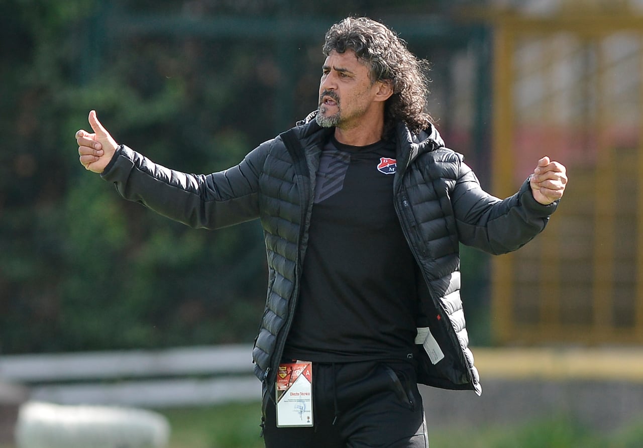 Leonel Álvarez entrenador de Independiente Medellín gestos durante el partido de quinta ronda entre La Equidad e Independiente Medellín como puerto de la Liga Águila I 2016 en el Estadio Metropolitano de Techo el 20 de febrero de 2016 en Bogotá, Colombia. (Foto de Gabriel Aponte/VizzorImage/LatinContent vía Getty Images)