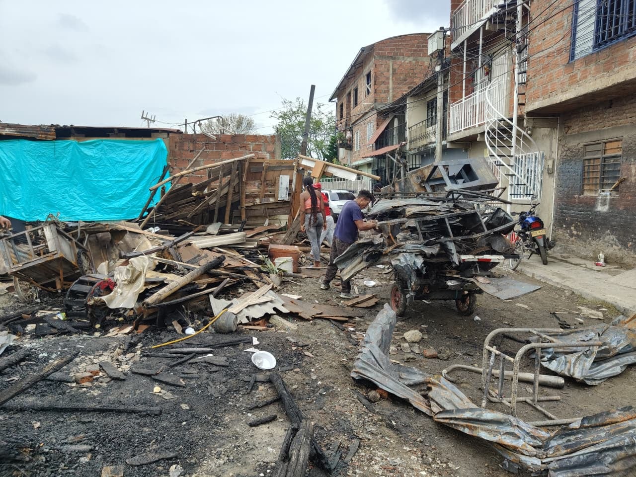Fotos del incendio que afectó a 20 casa en El Pondaje, oriente de Cali