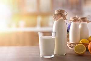 Descubra el secreto natural para unas uñas más fuertes y saludables utilizando leche y jugo de limón.