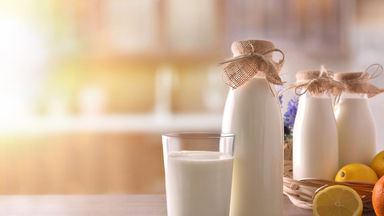 ¿Está buscando una solución económica y efectiva para el cuidado de sus uñas? Conozca cómo la leche y el jugo de limón pueden ser la respuesta que necesita.
