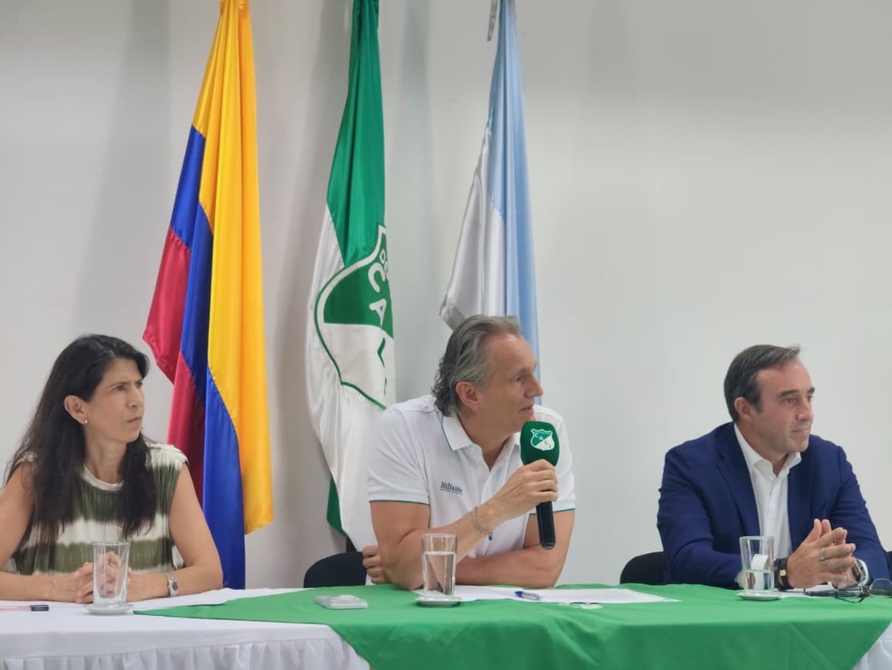 Presentación de Joaquín Losada Fina (centro), nuevo presidente del Deportivo Cali.