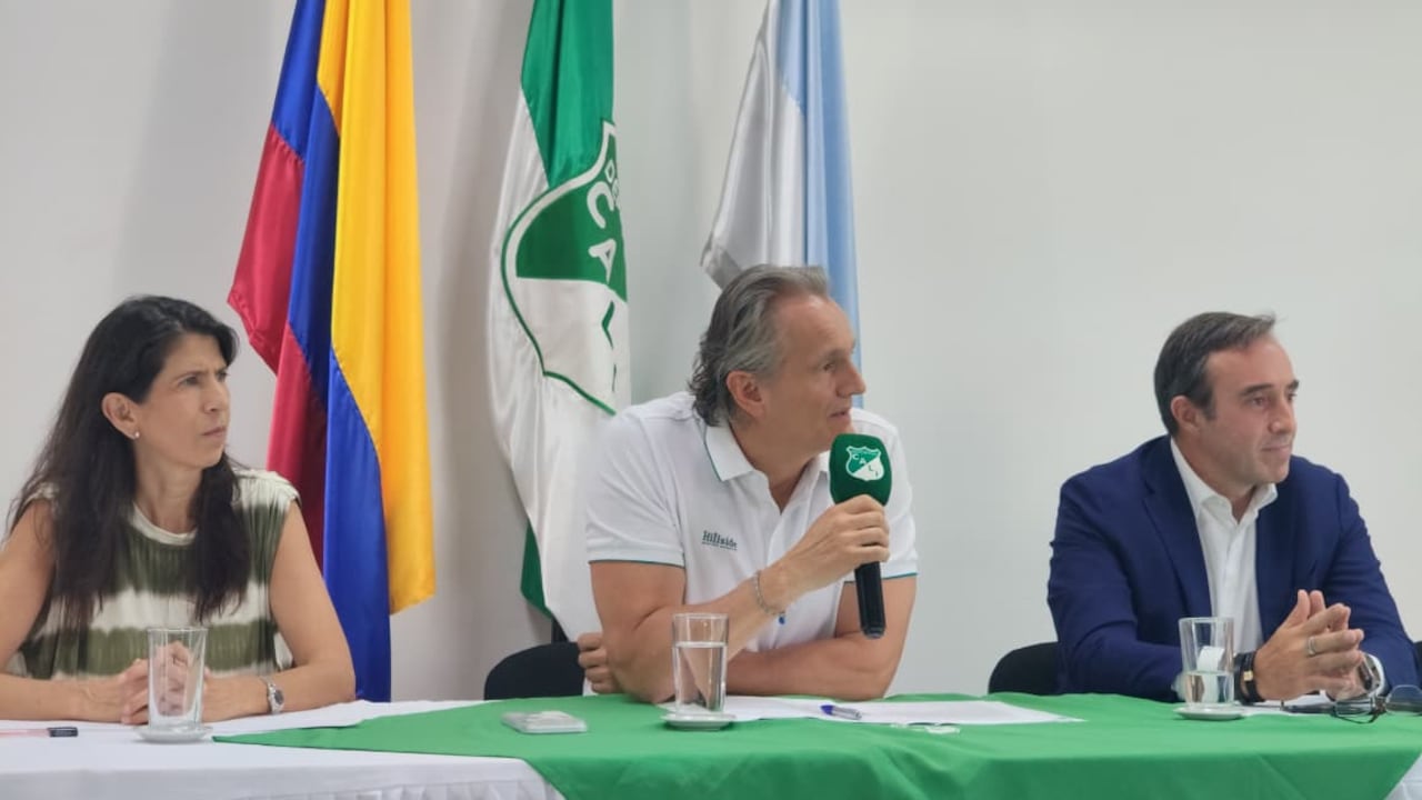 Presentación de Joaquín Losada Fina (centro), nuevo presidente del Deportivo Cali.