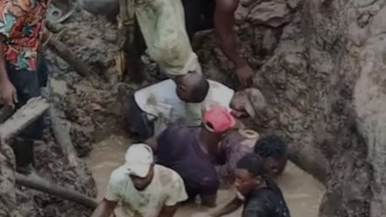 Cuatro mineros murieron tras quedar atrapados por un deslizamiento de tierra dentro de un socavón en el sector de Pisares, Timbiquí.