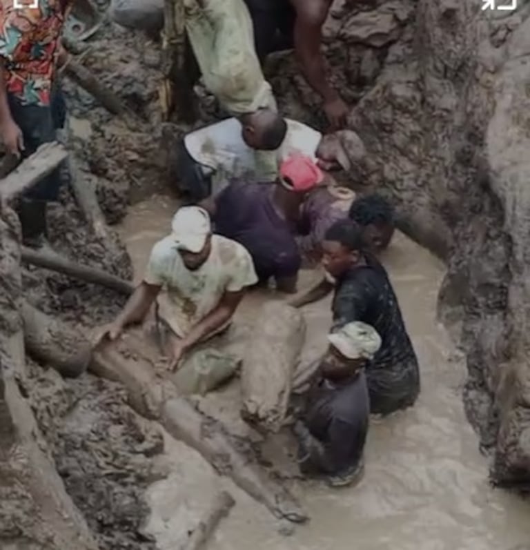 Cuatro mineros murieron tras quedar atrapados por un deslizamiento de tierra dentro de un socavón en el sector de Pisares, Timbiquí.