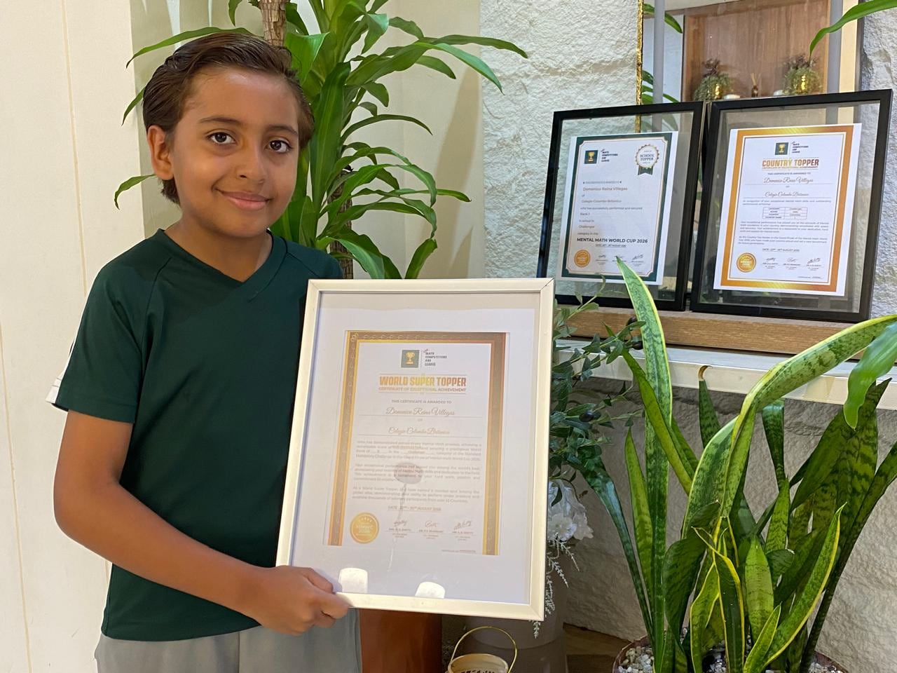 A sus 8 años, Doménico Reina cursa sexto de bachillerato y tiene una habilidad excepcional para las matemáticas. Su talento lo llevó a ocupar el sexto lugar en el World Super Topper de la Mental Math World Cup 2026, entre los participantes de su categoría.