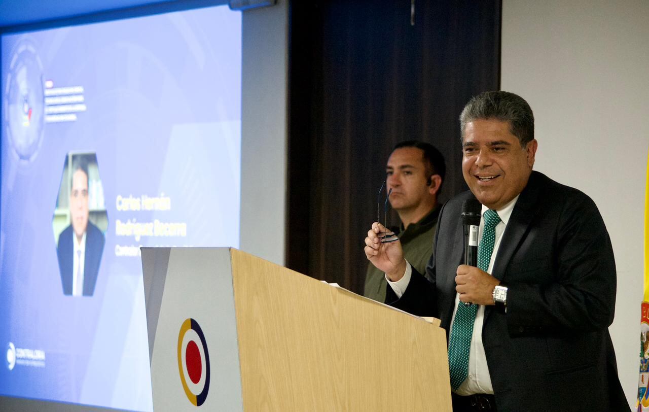 El contralor General, Carlos Rodríguez en el foro 'Nuevas estrategias en ciencia, tecnología e innovación para el fortalecimiento de la defensa y seguridad en Colombia'.