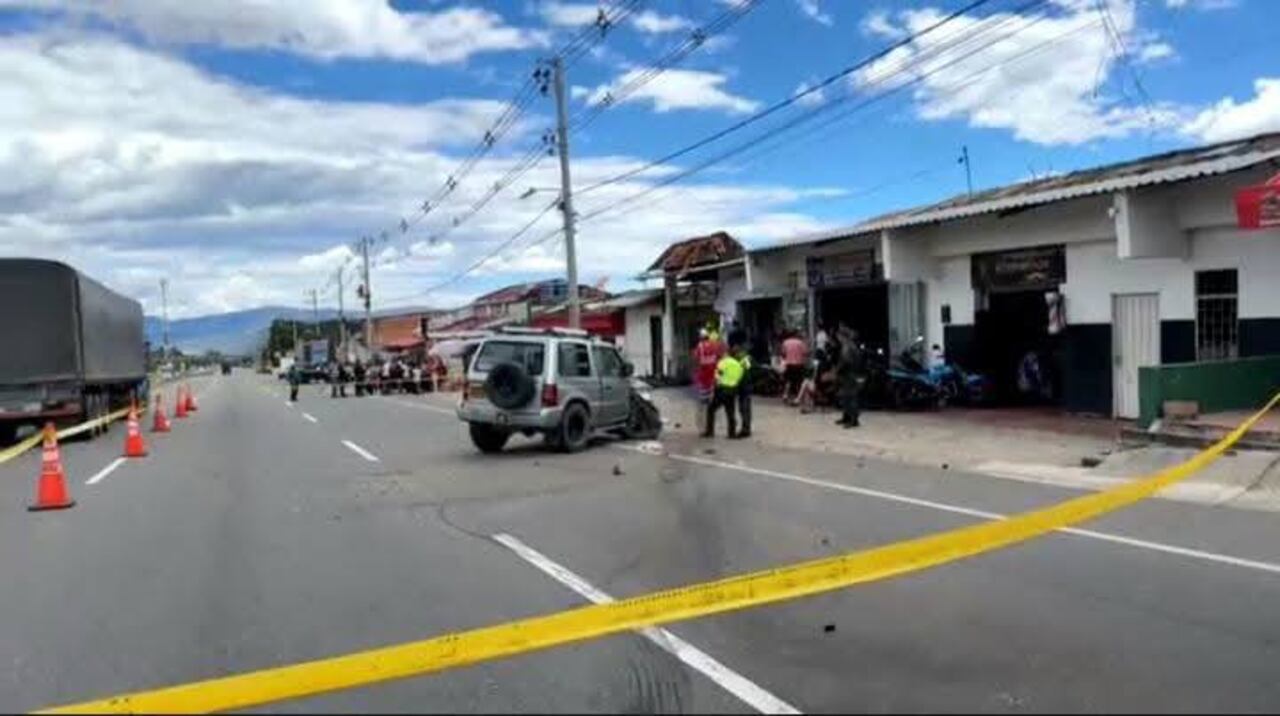 Las víctimas chocaron de manera aparatosa contra un vehículo que luego de hacer un retorno y se habría cruzado en la vía. El impacto fue tan violento que María Fernanda cayó en el techo de una vivienda.