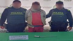 Un hombre atacó a un canino con un objeto de acero por ladrarle mientras caminaba.