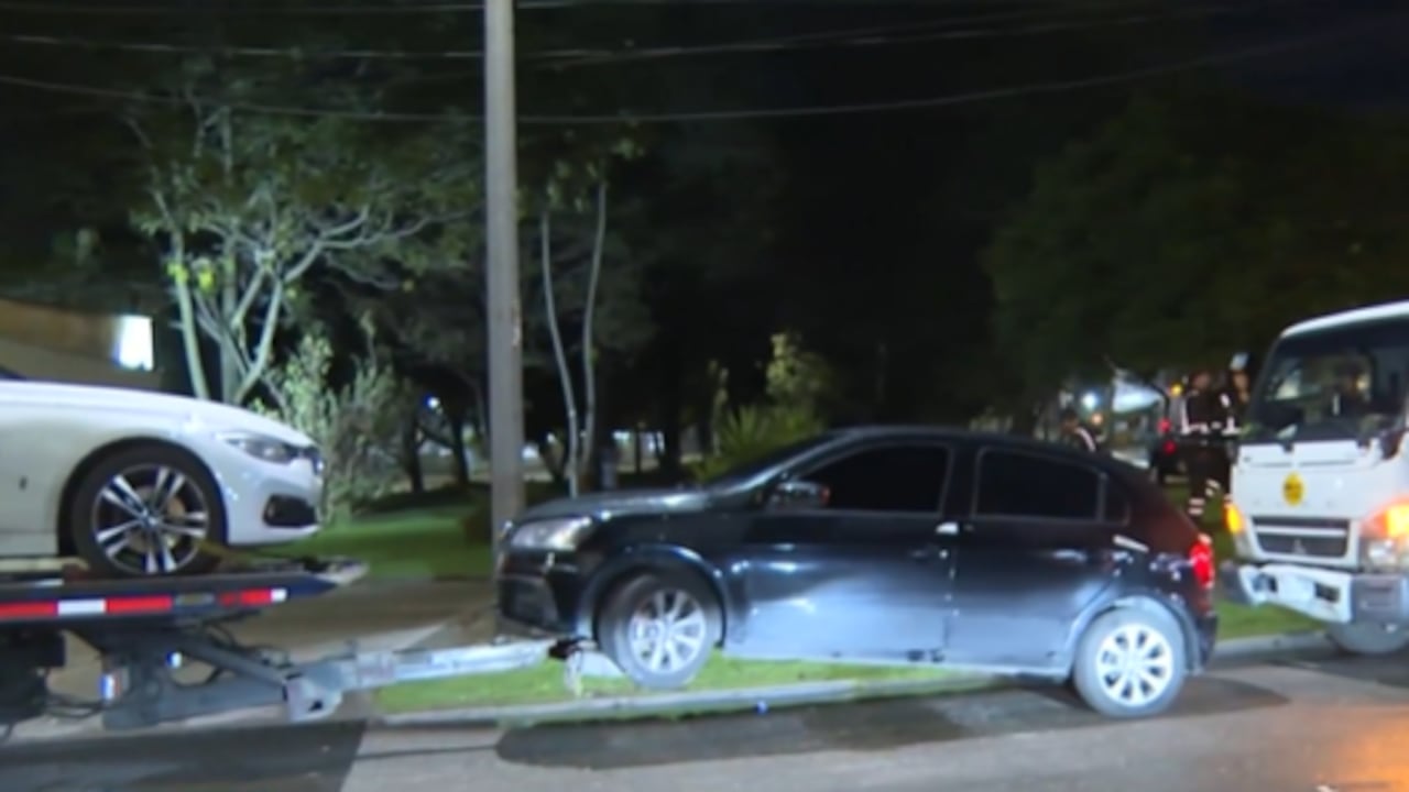 Un estudiante de la Universidad de los Andes aseguró que su carro fue trasladado en una grúa mientras él dormía en su interior, en Bogotá.