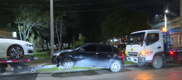 Un estudiante de la Universidad de los Andes aseguró que su carro fue trasladado en una grúa mientras él dormía en su interior, en Bogotá.