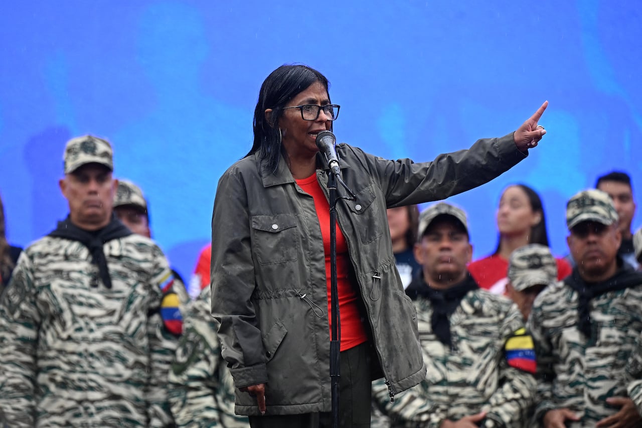 La presidenta interina de Venezuela, Delcy Rodríguez, pronuncia un discurso durante un desfile cívico-militar conmemorativo del 24.º aniversario del regreso al poder del fallecido presidente venezolano Hugo Chávez (1999-2013) tras el fallido golpe de Estado de 2002, en Caracas, el 13 de abril de 2026.