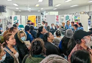 Pacientes hacen largas filas en el Audifarma de Restrepo, Bogotá, ante la escasez y demoras en la entrega de medicamentos esenciales.