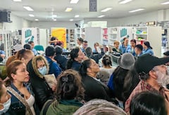 Pacientes hacen largas filas en el Audifarma de Restrepo, Bogotá, ante la escasez y demoras en la entrega de medicamentos esenciales.