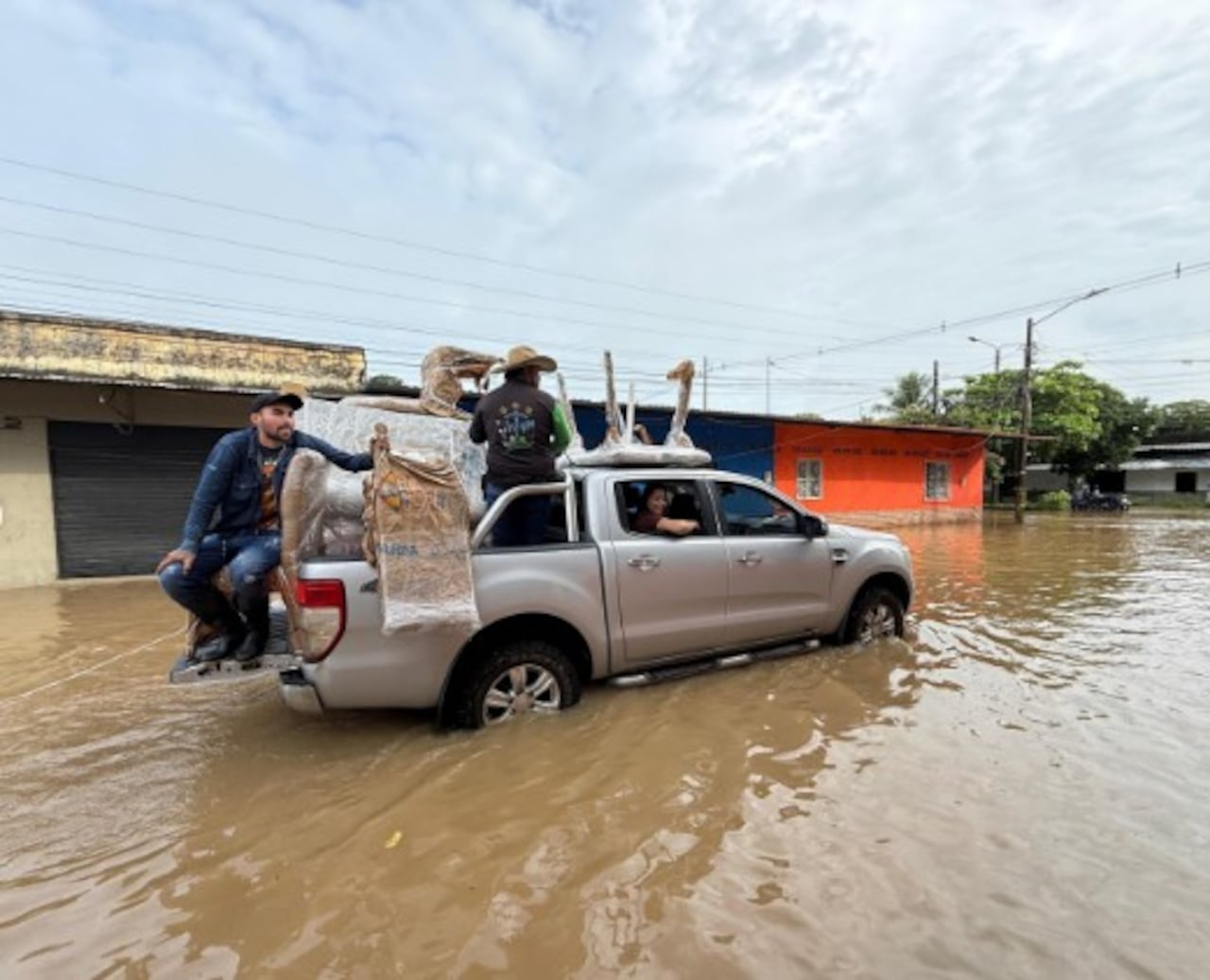 Más de 700 personas han sido damnificadas tras el desbordamiento de 3 ríos en esta región del país.
