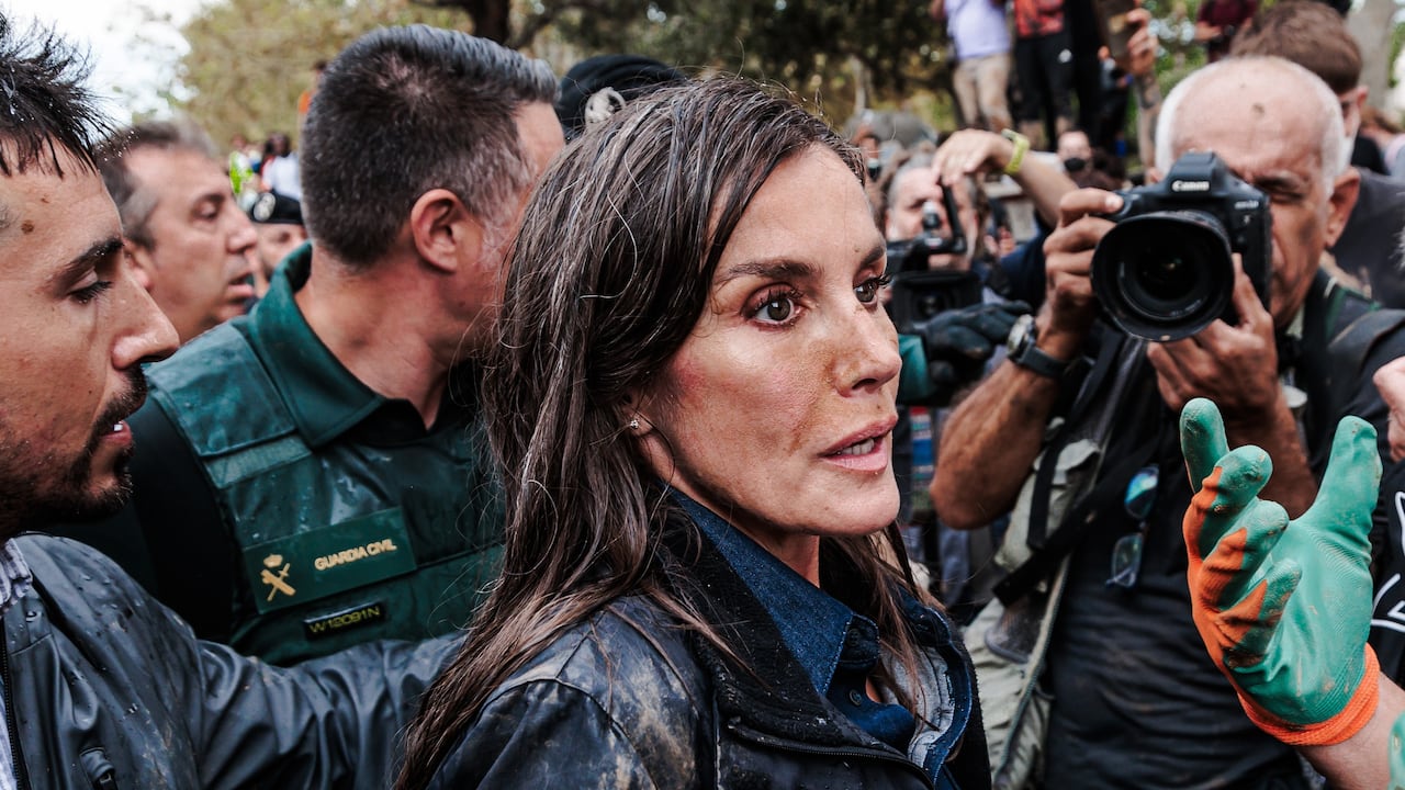 La Reina Letizia durante su visita a una zona afectada por la DANA, a 3 de noviembre de 2024, en Paiporta, Valencia, Comunidad Valenciana (España). Los Reyes han visitado, junto al presidente del Gobierno y presidente de la Generalitat valenciana, algunas de las zonas afectadas por la DANA, que el pasado 29 de octubre arrasó la provincia de Valencia y que deja ya una cifra de más de 210 fallecidos.