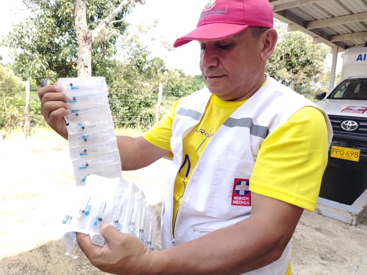 Autoridades sanitarias recorren zonas urbanas y rurales promoviendo la inmunización de animales de compañía en el departamento del Cauca.
