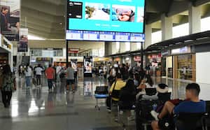 La gobernadora advirtió sobre las consecuencias negativas que esta medida podría traer en la atención a los usuarios del aeropuerto.