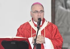 Cali: Semana Santa, Viernes Santo, liturgia de la pasión del señor, sermón de las siete palabras y descendimiento, Catedral de Cali, Monseñor Luis Fernando Rodríguez. foto José L Guzmán. El País