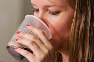 Las empresas de gaseosa también han sacado aguas saborizadas como alternativa de bebida.