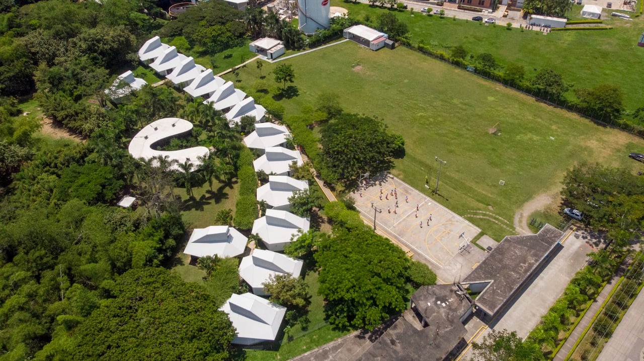 A través del Colegio Bilingüe Guillermo Ponce de León, dirigido por la Fundación, se logró por primera vez en Colombia la implementación del programa, enfatizando en el desarrollo personal, social y sistémico, para brindar bienestar y un entendimiento profundo del ser y sus relaciones.