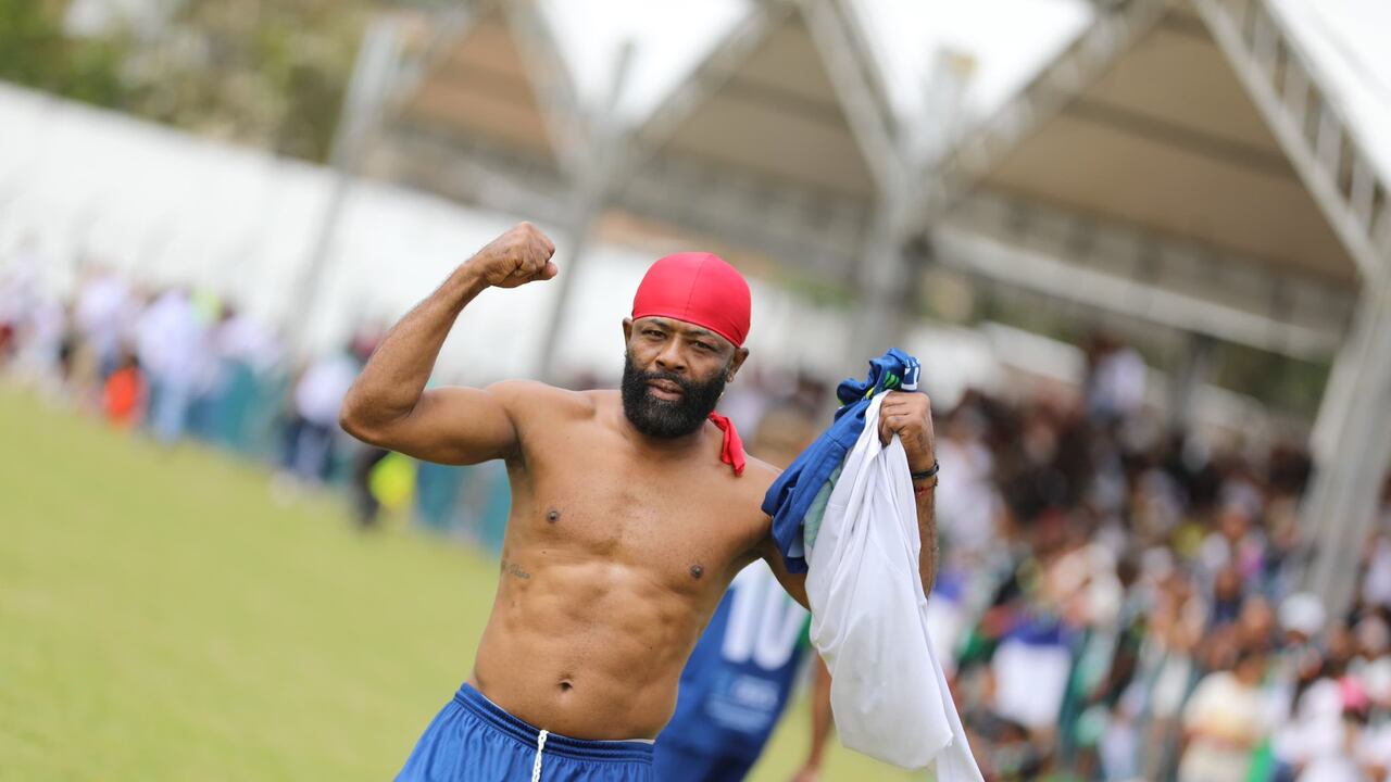 El Tigre Castillo fue uno de los protagonistas de este encuentro deportivo, adelantando en el desmantelado estadio Ciro López de Popayán.