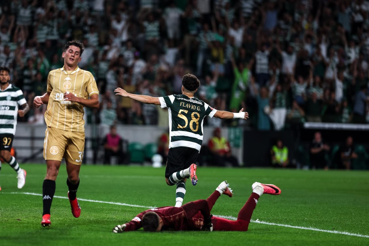Flávio Gonçalves celebran el segundo gol del partido tras una asistencia del Luis Javier Suárez (detrás del arquero).