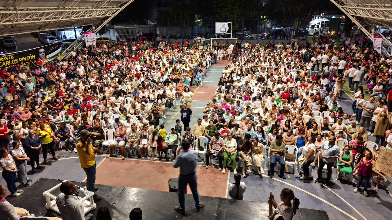 Asistentes al evento en el polideportivo del barrio Jardín, en Villavicencio, durante el cierre de la gira nacional de Juan Carlos Pinzón en 2025.