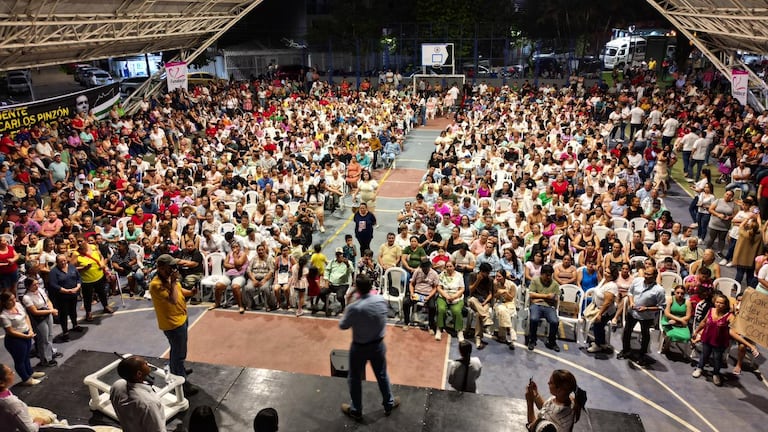 Asistentes al evento en el polideportivo del barrio Jardín, en Villavicencio, durante el cierre de la gira nacional de Juan Carlos Pinzón en 2025.