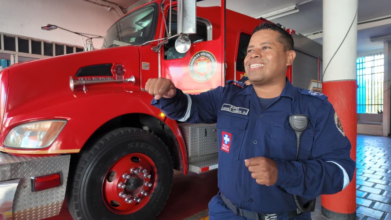 Andrés Felipe Cunda Giraldo es paramédico del componente médico del USAR COL-1. Ingresó a los 9 años a una brigada infantil en Miranda, Cauca, y completa una década en el Benemérito Cuerpo de Bomberos de Cali.
