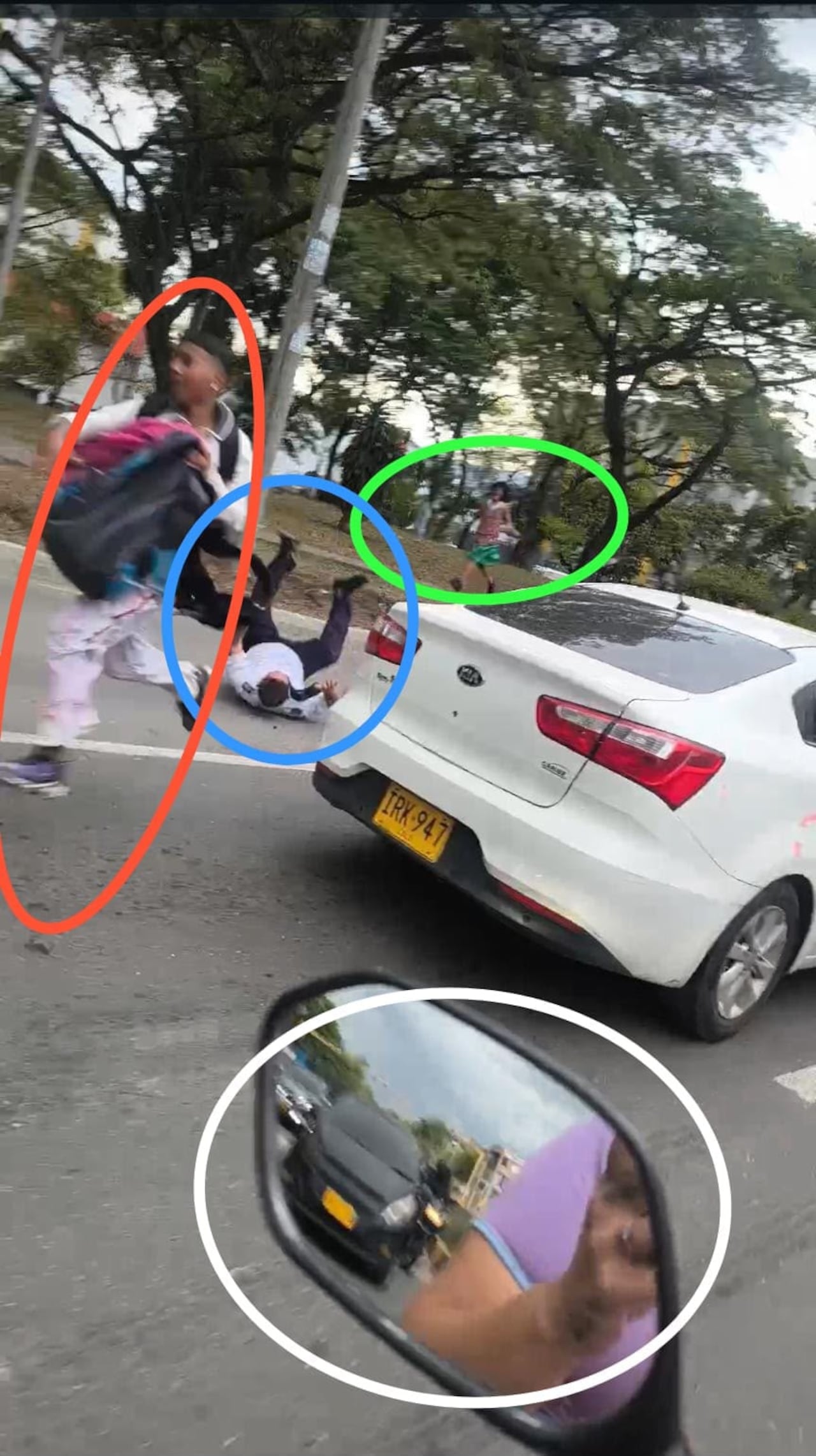 El conductor del MIO sufrió una herida en la cabeza tras recibir una pedrada cuando pidió a un grupo de jóvenes y un adulto que descendieran del techo del bus, cerca de la estación Jorge Eliécer Gaitán, en Cali. La Policía capturó a uno de los presuntos agresores.