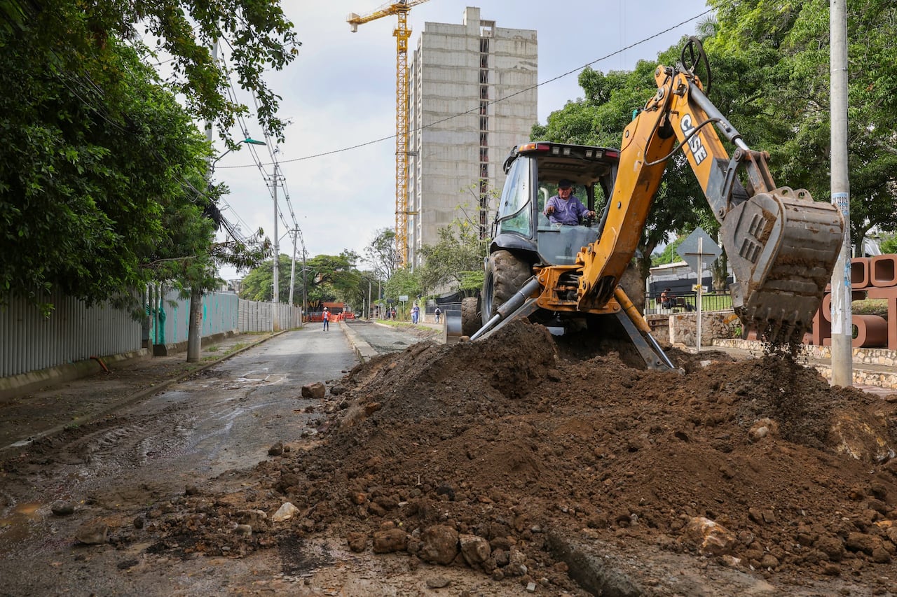 Antes de continuar con la pavimentación, funcionarios inspeccionaron los muros de contención y el talud contiguo al Hospital Universitario del Valle para garantizar la estabilidad de la vía.