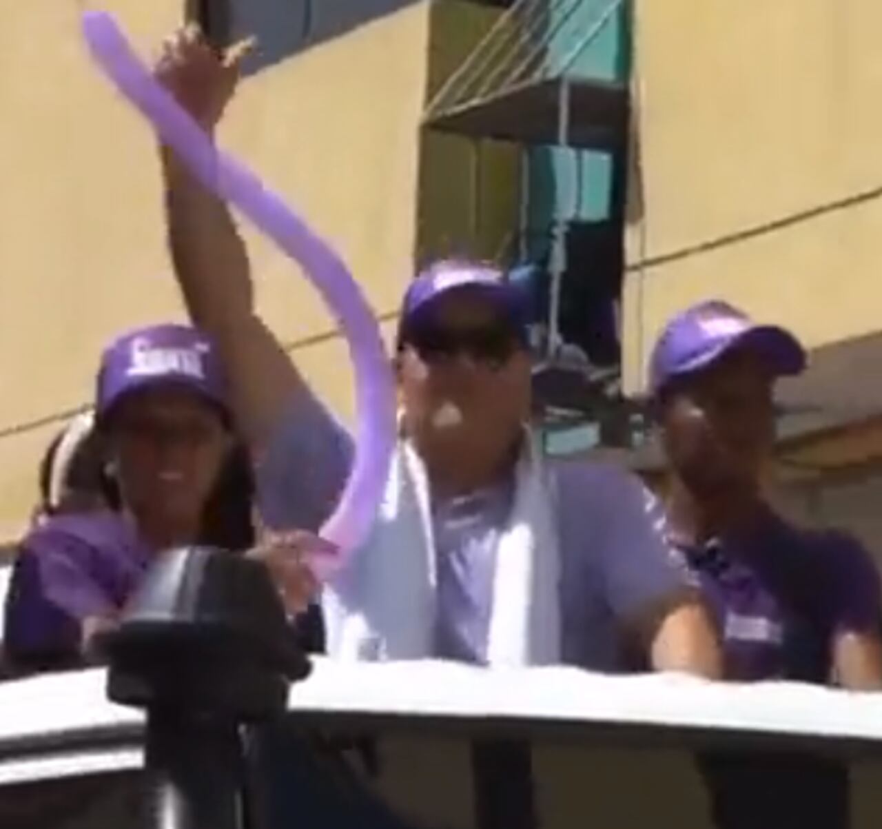 Ovacionado fue recibido el exnarco para oficializar su candidatura.