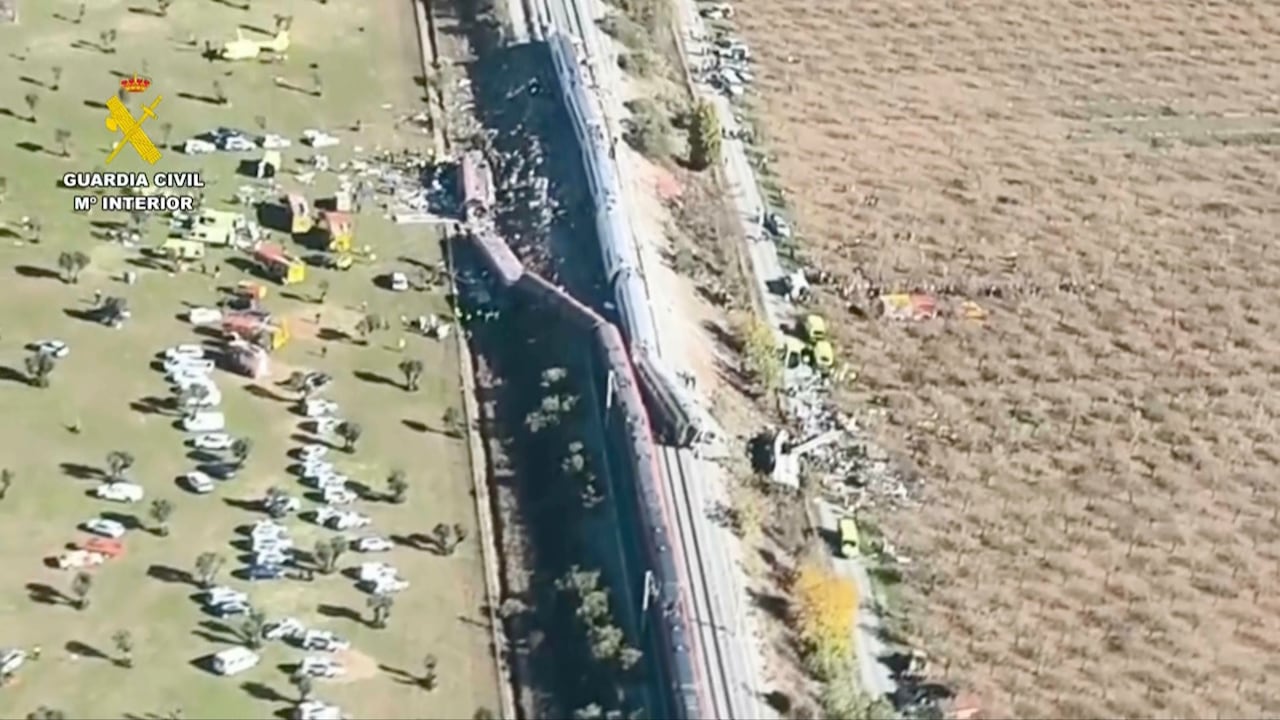 Esta captura de pantalla de un vídeo facilitado por la Guardia Civil muestra una vista aérea de los vagones y los servicios de emergencia en el lugar de la colisión entre dos trenes en Urda, España