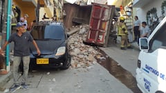 Accidente en Belén: volqueta con escombros se volcó sobre vehículos y reaviva reclamos por obras abandonadas.