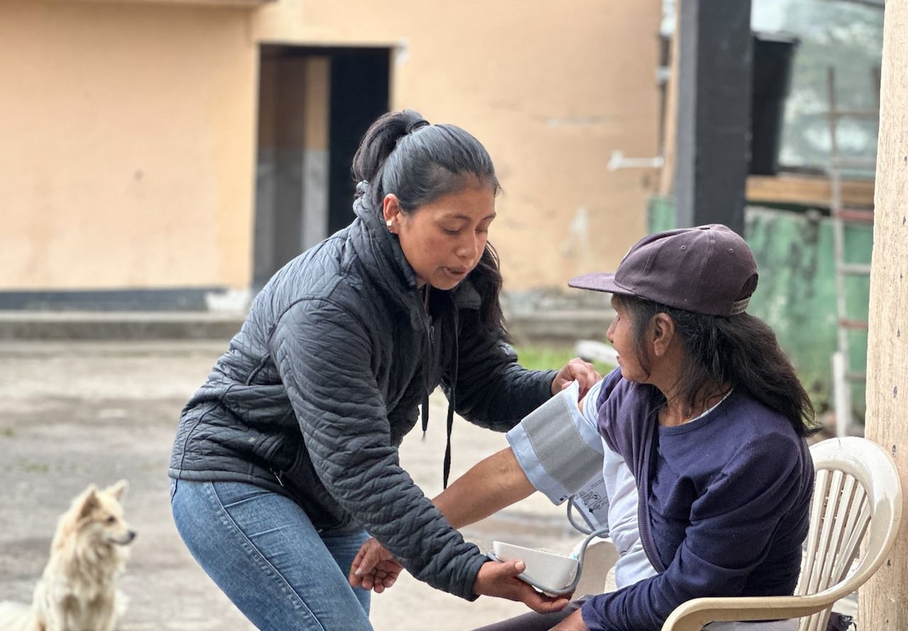 El alcalde de Puracé, Jorge Armando Andrade Molano, lideró una visita de atención humanitaria a la comunidad de Alto Anambío, afectada por las recientes emisiones de ceniza volcánica del volcán Puracé y la Cadena Volcánica Los Coconucos.