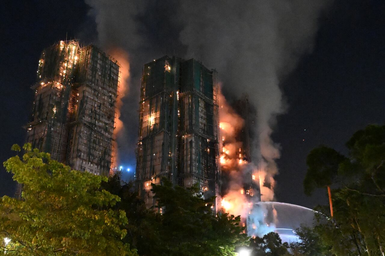 Al menos 13 personas murieron cuando un incendio arrasó varios bloques de gran altura en una urbanización de Hong Kong el 26 de noviembre.
