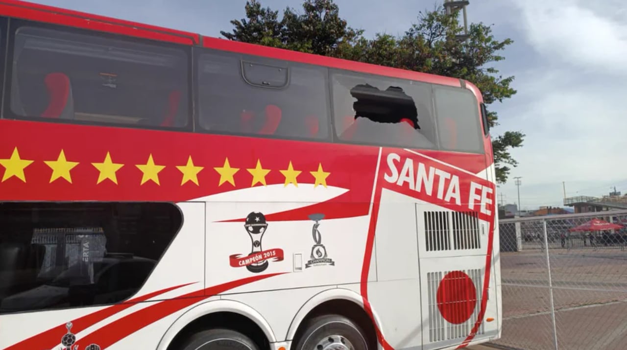 En la tarde de este miércoles 23 de agosto vándalos atacaron el bus de Santa Fe.