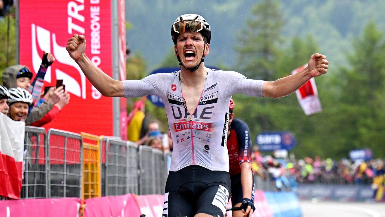 MONTE BONDONE, ITALIA - 23 DE MAYO: João Almeida de Portugal y UAE Team Emirates - El mejor maillot blanco joven celebra en la línea de meta como ganador de etapa durante el 106º Giro d'Italia 2023, Etapa 16 una etapa de 203 km desde Sabbio Chiese hasta Monte Bondone 1642m / #UCIWT / el 23 de mayo de 2023 en Monte Bondone, Italia. (Foto de Stuart Franklin/Getty Images)