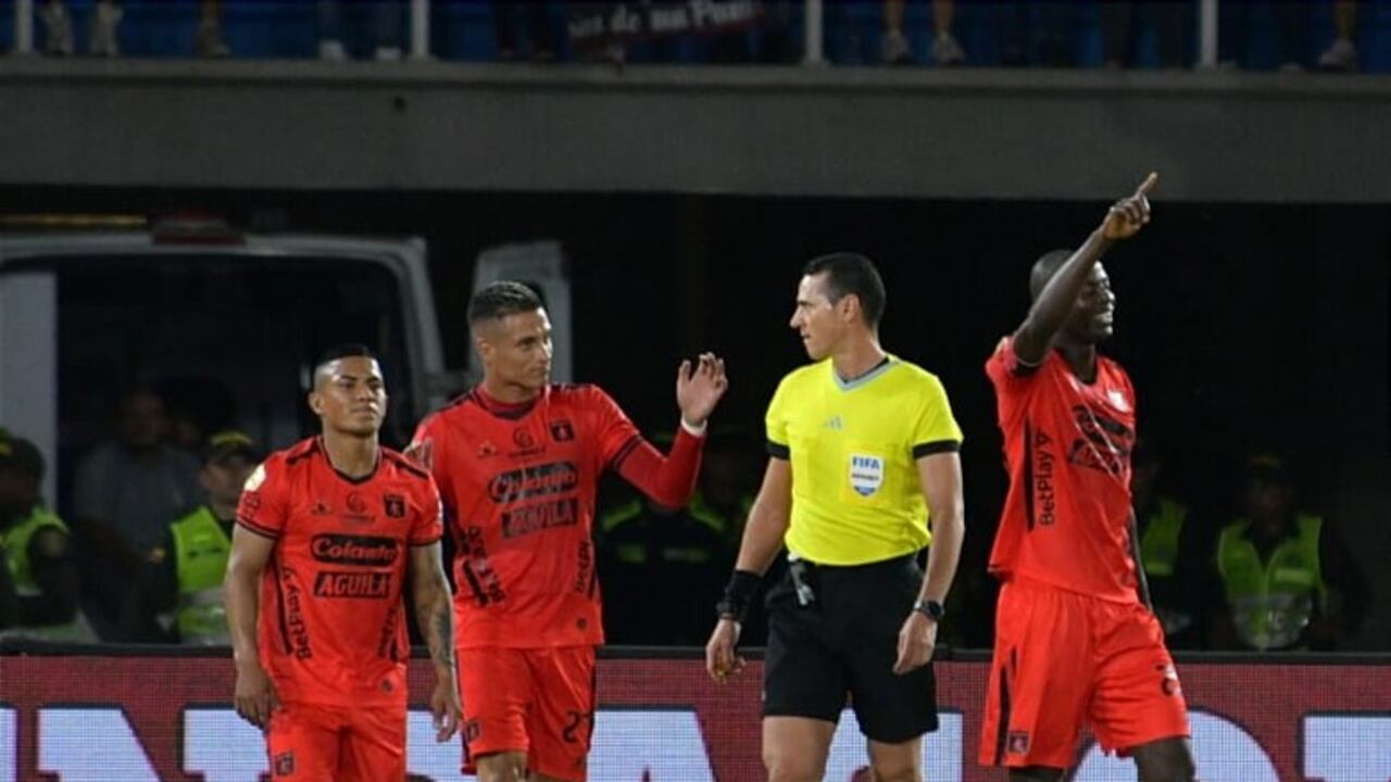 Adrián Ramos lidera la delantera del América con seis goles.